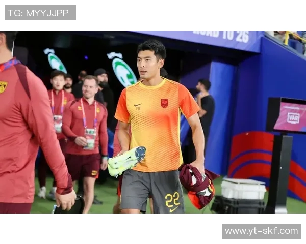 国足球星全情投入绿茵场日常训练展现拼搏精神激励无数球迷 国足球星全情投入绿茵场日常训练展现拼搏精神激励无数球迷