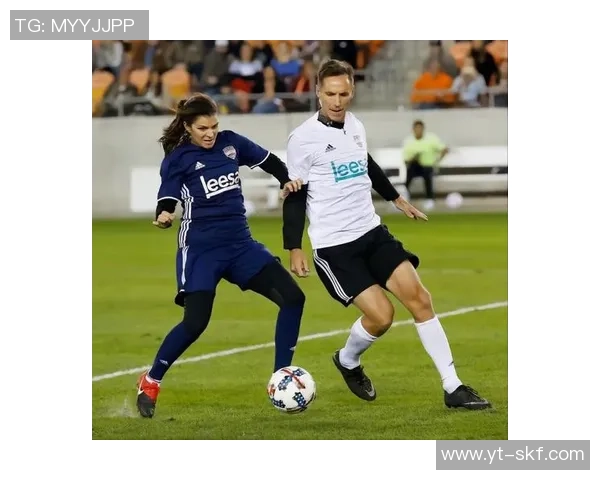 绘制全球著名足球球星风采展现绿茵传奇人物艺术长卷 绘制全球著名足球球星风采展现绿茵传奇人物艺术长卷